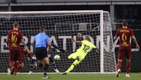 Barca memimpin lebih dulu saat pertandingan baru berjalan enam menit. Rafinha menaklukkan Robin Olsen dengan tendangan voli setelah mengontrol bola dari Munir. Kevin Jairaj-USA Today Sport/Reuters.