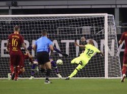 Barca memimpin lebih dulu saat pertandingan baru berjalan enam menit. Rafinha menaklukkan Robin Olsen dengan tendangan voli setelah mengontrol bola dari Munir. Kevin Jairaj-USA Today Sport/Reuters.