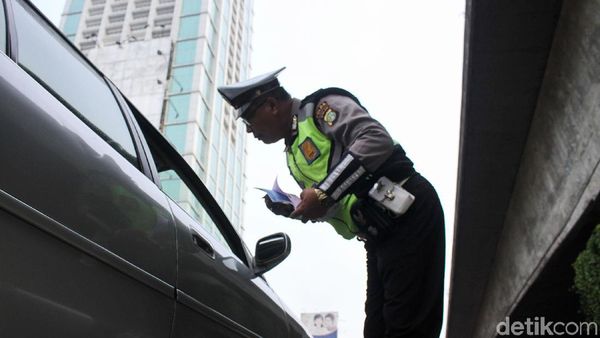 Prit! Penerobos Ganjil Genap Ditilang