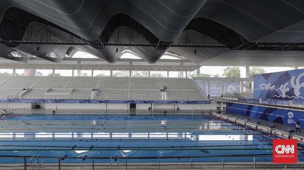 Kondisi air di stadion akuatik terus dijaga sebelum perlombaan dimulai.