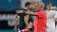 Jose Mourinho memberikan pengarahan kepada para pemain Manchester United. Reuters/Andrew Innerarity.