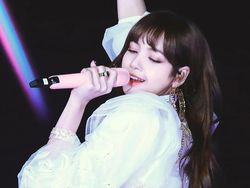 Demi Bertemu Lisa BLACKPINK, Fans Rela Antre Sejak Pagi
