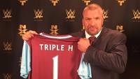 Selain aktif mengurusi bisnis gulat dalam posisinya sebagai salah satu petinggi WWE, Triple H juga dikenal sebagai penggemar berat klub West Ham United. (Foto: Twitter @TripleH)