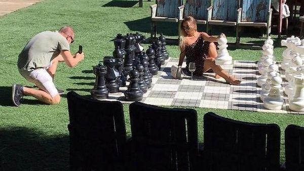 Kocak! Pengorbanan Pria Jadi Tukang Foto Sang Kekasih