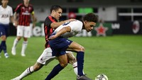 Gabriele Capanni berusaha merebut bola dari Toby Alderweireld. Getty Images/Jules Ameel.