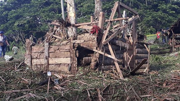 Sisa bangunan yang hancur akibat bom mobil di Basilan, Filipina, 31 Juli.