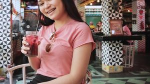 Intip Pose Manis Vokalis Geisha, Regina Poetiray Saat Cicip Minuman
