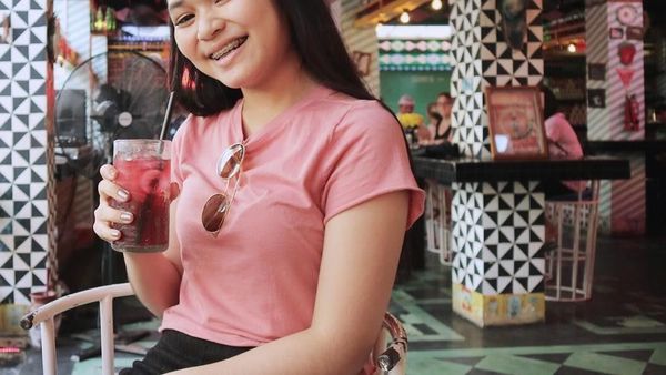 Intip Pose Manis Vokalis Geisha, Regina Poetiray Saat Cicip Minuman