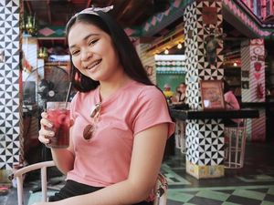 Intip Pose Manis Vokalis Geisha, Regina Poetiray Saat Cicip Minuman