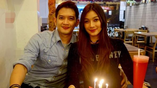 Intip Kemesraan Rezky Aditya dan Kekasih yang Sudah Bertunangan