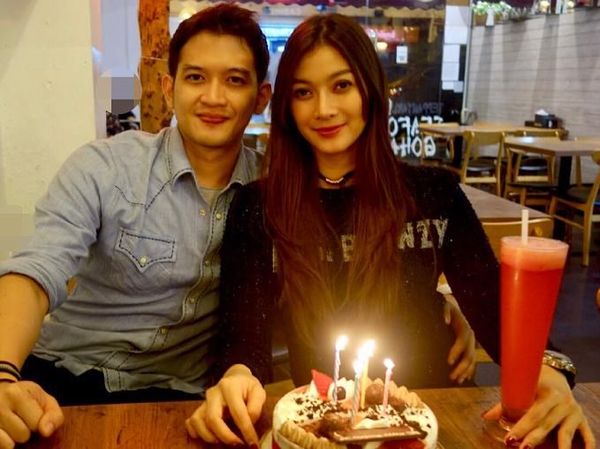 Intip Kemesraan Rezky Aditya dan Kekasih yang Sudah Bertunangan