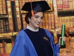 Ashanty Bangga Dapatkan Gelar S2 dalam Waktu 1,5 Tahun