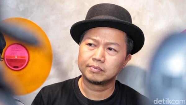 Diserang Tagar Cabul, Sandhy Sondoro Punya Gaya Kulineran Seru