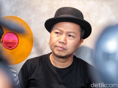 Diserang Tagar Cabul, Sandhy Sondoro Punya Gaya Kulineran Seru