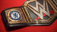 Chelsea dapat sabuk juara usai menjuarai Premier League 2016/2017. Triple H sempat dicibir karena dirinya fans berat West Ham United, rival Chelsea. (Foto: Twitter @TripleH)