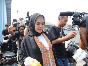 Nikita Mirzani akan Cium Tangan Jika Dipo Latief Hadir Sidang