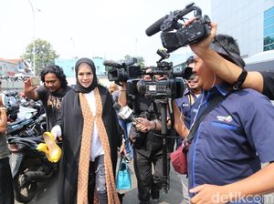 Wajah Bahagia Nikita Mirzani Jalani Sidang Itsbat Pertama