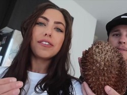 Niat Cicip Durian, Pasangan Amerika Ini Malah Tertipu Durian Busuk