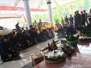Warga Adat Sendi Ramai-ramai Gelar Kenduri di Kantor DPRD Mojokerto