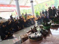 Warga Adat Sendi Ramai-ramai Gelar Kenduri di Kantor DPRD Mojokerto