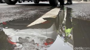 Aksi Polwan Tilang Pelanggar Ganjil Genap