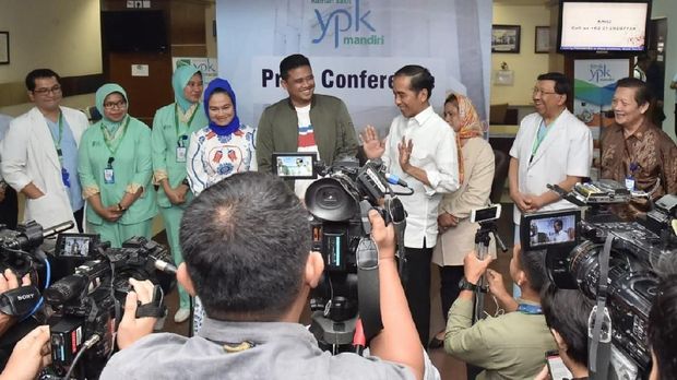 Keluarga Jokowi saat memberikan keterangan kepada media usai Kahiyang Ayu melahirkan di RS YPK Menteng, Rabu (1/8).