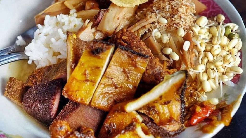 Sarapan Mantap Nasi Bhuk Khas Madura dengan Lauk Komplet Sarapan Mantap Nasi Bhuk Khas Madura dengan Lauk Komplet