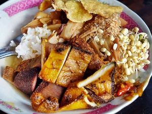 Sarapan Mantap Nasi Bhuk Khas Madura dengan Lauk Komplet