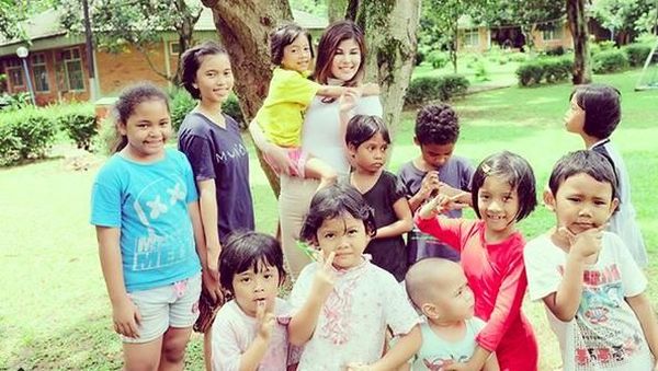 Sosialita Cantik Tunangan Denny Sumargo Ini Keibuan Banget