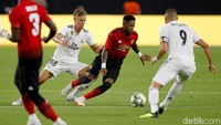 Karim Benzema berusaha merebut bola dari Fred. Dalam pertandingan ini, Benzema berhasil memperkecil kedudukan menjadi 2-1 di menit ke-45. Reuters/Andrew Innerarity.