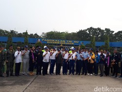 Di Riau, Obor Asian Games 2018 Disambut Pesawat Tempur Hawk dan F-16
