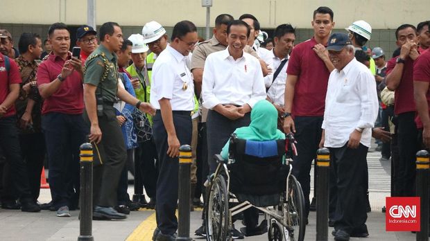 Presiden Joko Widodo berbincang dengan Aliyah Rasyid (duduk di kursi roda), ibunda Gubernur DKI Jakarta Anies Baswedan.