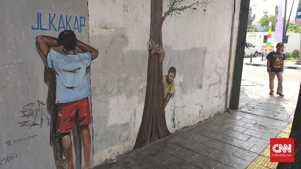 Mural bertema 'petak umpet', di Penjaringan, Jakarta Utara.