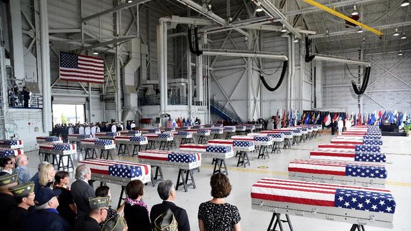 Potret 55 Peti Jasad Tentara AS dari Korut Saat Tiba di Pearl Harbor