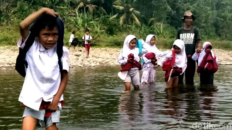 Miris, Anak-anak di Sukabumi Terobos Sungai untuk Sekolah
