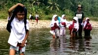 Miris, Anak-anak di Sukabumi Terobos Sungai untuk Sekolah