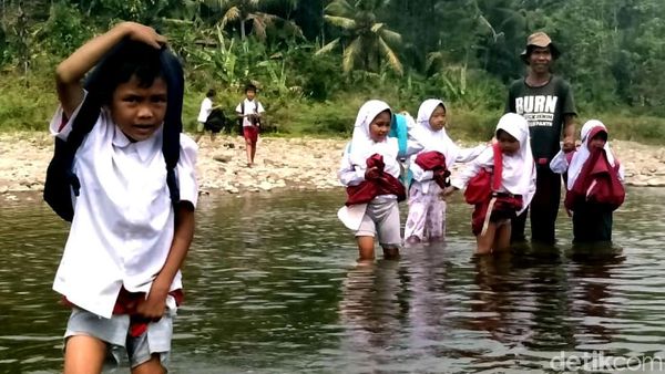 Miris, Anak-anak di Sukabumi Terobos Sungai untuk Sekolah