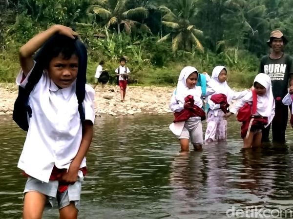 Miris, Anak-anak di Sukabumi Terobos Sungai untuk Sekolah