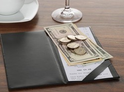 Cuma Pesan 2 Gelas Air, YouTuber Ini Kasih Uang Tip Rp 150 Juta