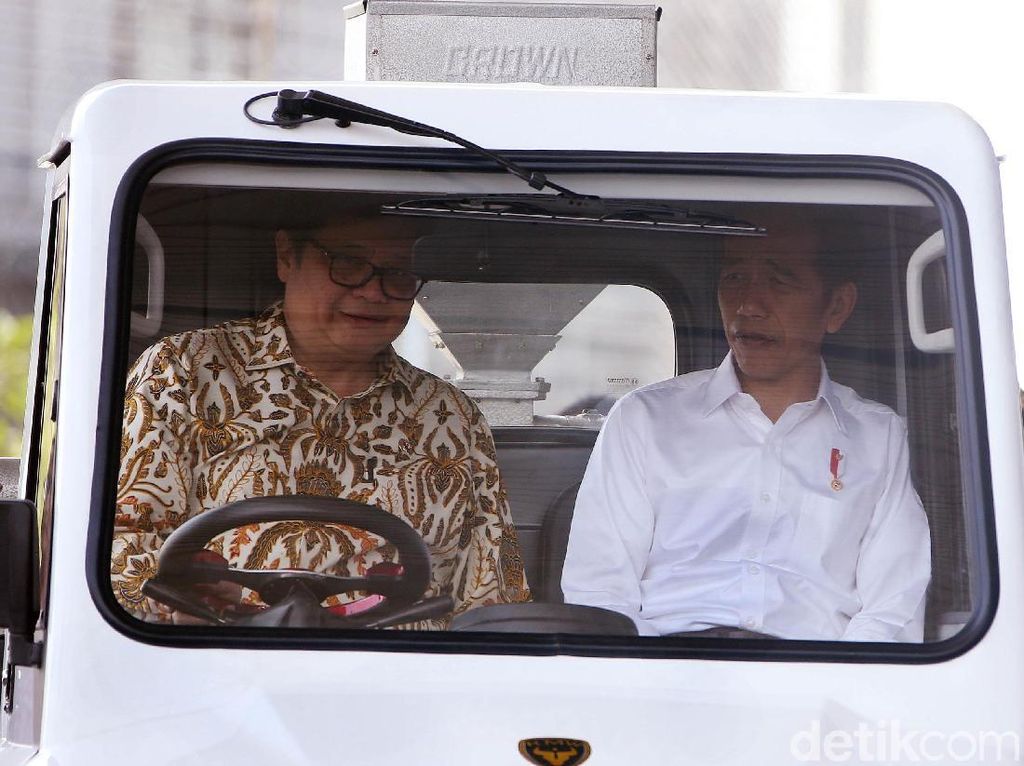 Aturan Mobil Listrik, Jokowi: Tunggu September Aturan Mobil Listrik, Jokowi: Tunggu September