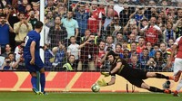 Chelsea lantas berpeluang menggandakan keunggulan di menit ke-14 setelah wasit menghadiahkan penalti. Penalti diberikan usai Hector Bellerin menjatuhkan Callum Hudson-Odoi. Alvaro Morata maju sebagai eksekutor, tapi tendangannya terbaca dan ditepis Petr Cech. (Foto: Charles McQuillan/Getty Images)