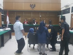 Wakil Tuhan yang Kena OTT KPK Dituntut 8 Tahun Bui, Tuti Pingsan