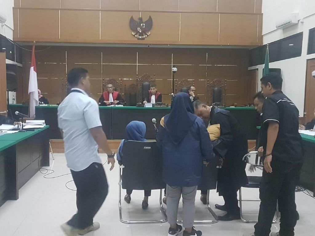 Wakil Tuhan yang Kena OTT KPK Dituntut 8 Tahun Bui, Tuti Pingsan Wakil Tuhan yang Kena OTT KPK Dituntut 8 Tahun Bui, Tuti Pingsan