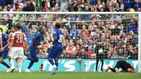 Chelsea unggul cepat di pertandingan ini, setelah Antonio Ruediger mencetak gol di menit kelima pertandingan. Ruediger menyambut umpan sepak pojok Cesc Fabregas dengan sundulan. (Foto: Charles McQuillan/Getty Images)