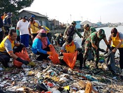 Lautan Sampah di Pantai Labuan, Bupati Turun Bersih-bersih