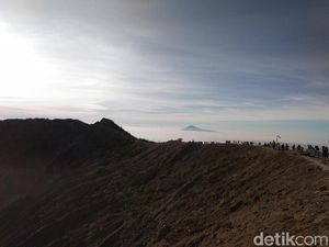 Pendakian Gunung Ciremai: Surga, Edelweiss, dan Mistis