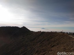 Pendakian Gunung Ciremai: Surga, Edelweiss, dan Mistis