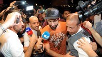 Setibanya di Kota Mode, Higuain langsung disambut puluhan jurnalis dan ratusan fan Milan.  (REUTERS/Daniele Mascolo)