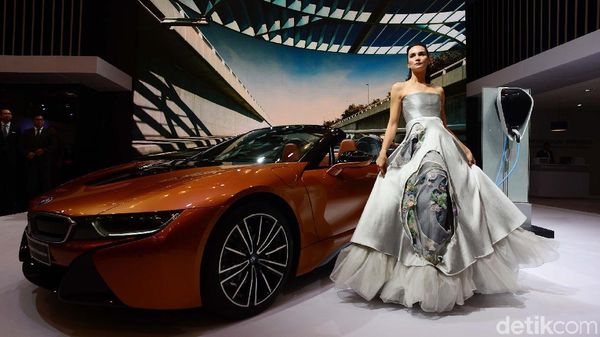 Si Seksi Seharga Rp 3,9 Miliar BMW i8 Roadster