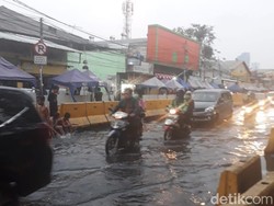 Pipa Bocor yang Bikin Jalan di Tanah Abang Tergenang Diperbaiki
